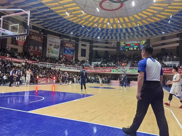 从塑胶到专业陇西体育馆新地板的乡村篮球盛宴