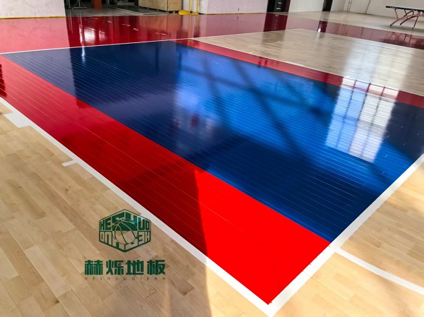 运动木地板工厂漆和现场漆哪个好？赫烁地板