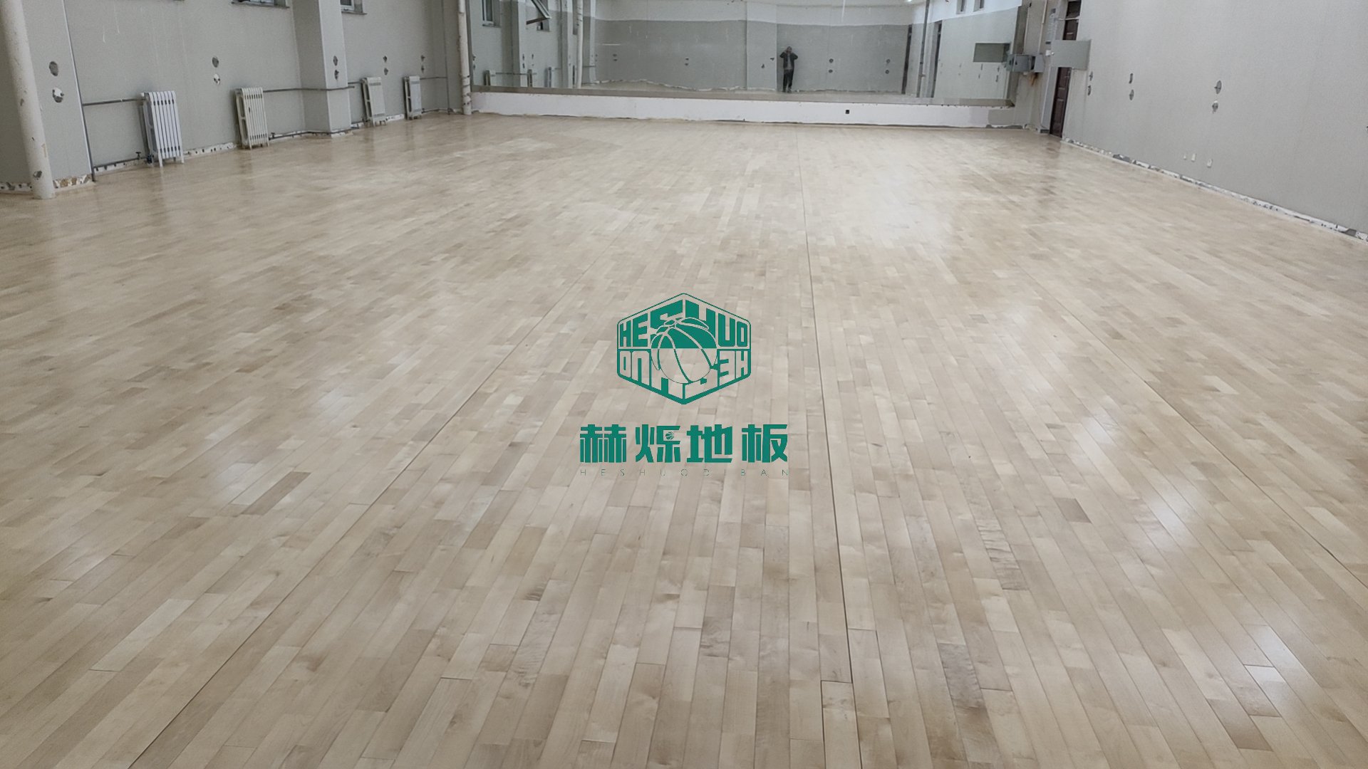 木地板还是地胶？专业舞蹈房地面的终极对决